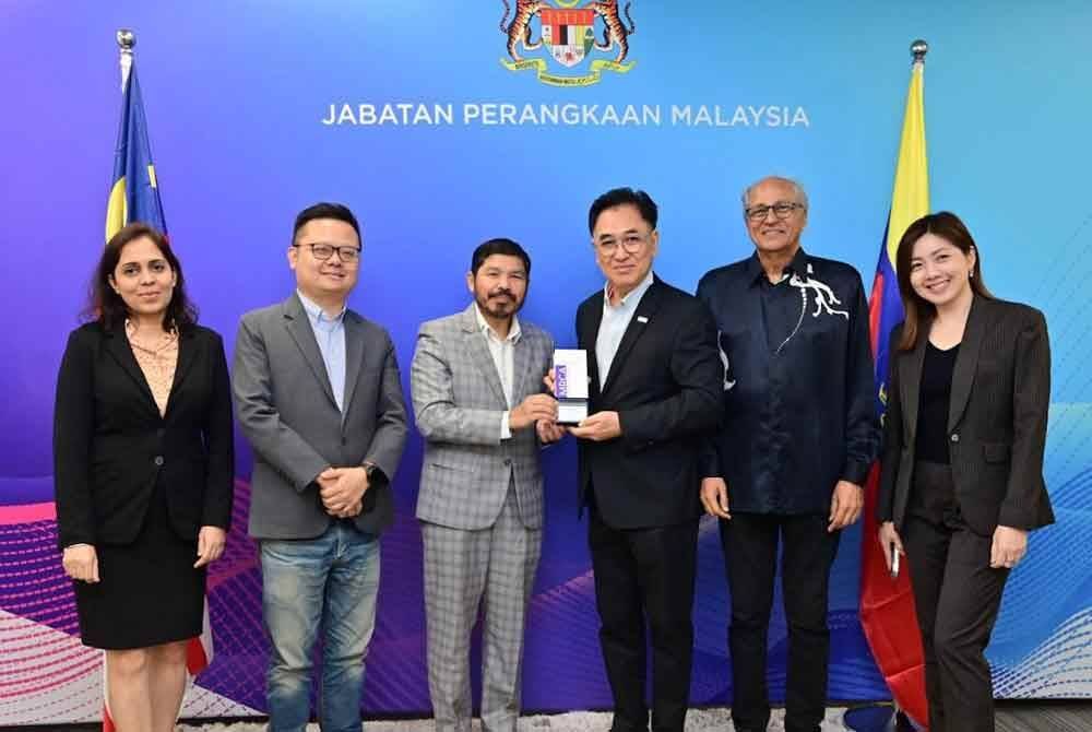 Wakil-wakil MRCA diketuai oleh Liew Bin (tiga dari kanan) sewaktu mengadakan kunjungan hormat kepada Mohd Uzir di pejabat DOSM, Putrajaya.