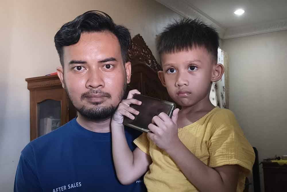 Mohammad Afiq Akhmal bersama anaknya, Ayden Mikhael.
