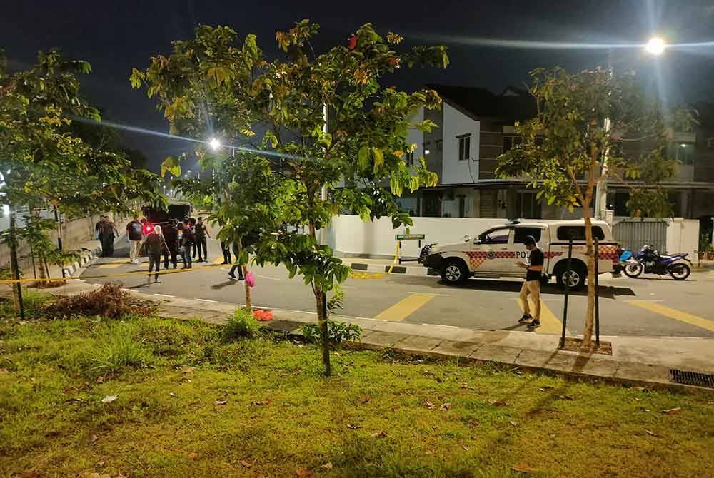 Pegawai forensik sedang melakukan siasatan di lokasi kejadian.