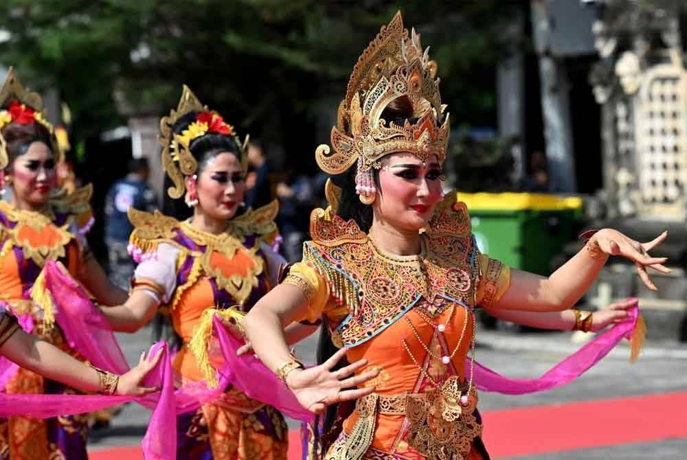 Penari tradisional Bali mempersembahkan tarian khas semasa majlis perasmian Latihan Tentera Laut Multilateral Komodo ke-5 di Denpasar, Bali. - AFP