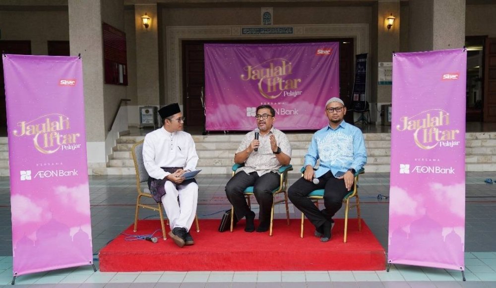 Aniq Muhai dan panelis Ustaz Wan Rumaizi dan Ustaz Ibrahim ketika Dialog Shariah Live!.