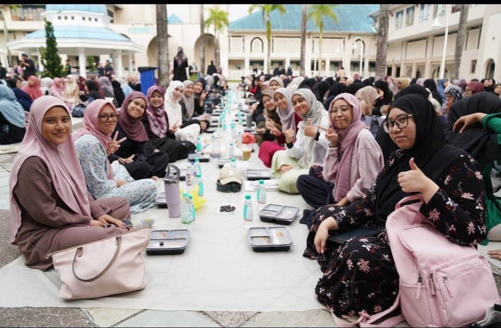 Sebahagian penuntut UIAM yang menyertai Jaulah Iftar Pelajar sempena Panel Dialog Shariah Live! di Masjid Sultan Haji Ahmad Shah, Universiti Islam Antarabangsa Malaysia (UIAM) di sini pada Isnin.