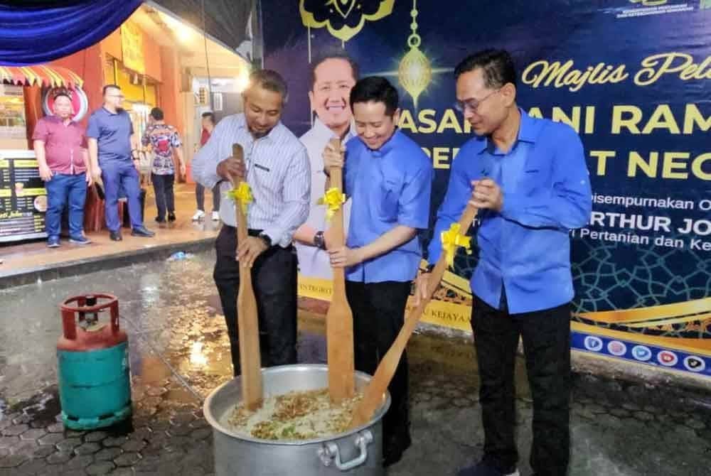 Arthyr Joseph Kurup (tengah) ketika menyempurnakan Majlis Pelancaran Bazar Ramadan Peringkat Sabah di Pasar Tani Asia City pada Jumaat.