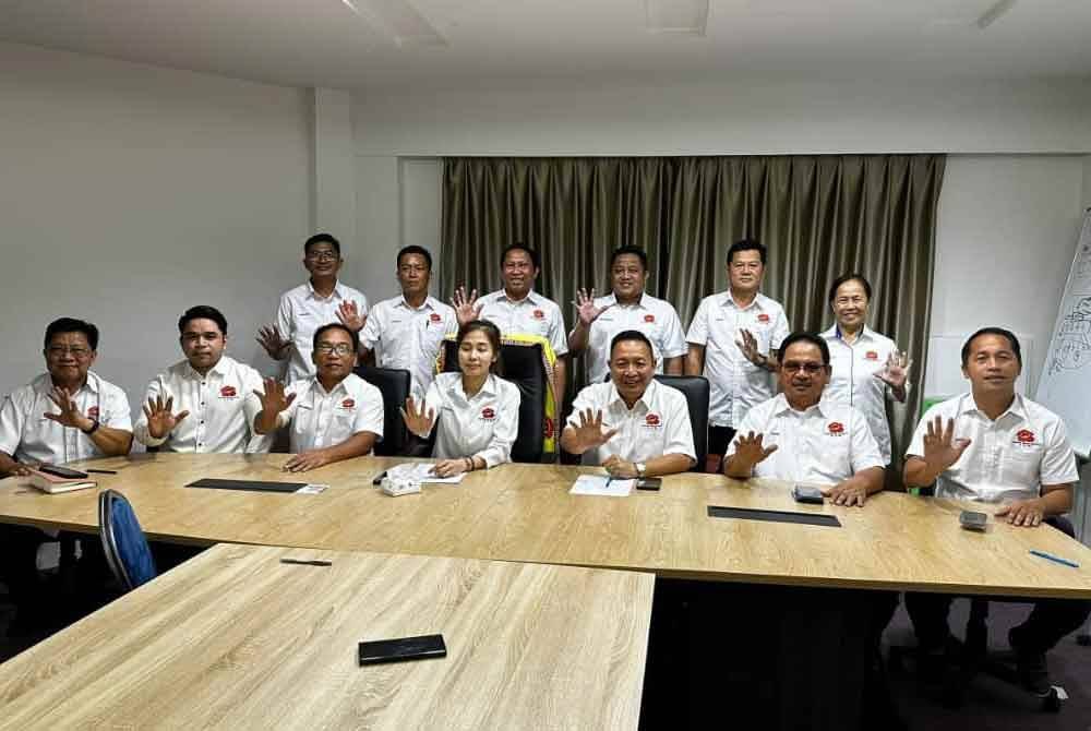 Priscella (empat dari kiri) dan Wetrom (tiga dari kanan) bersama pimpinan tertinggi KDM selepas bermesyuarat di Ibu Pejabat KDM, di Penampang.