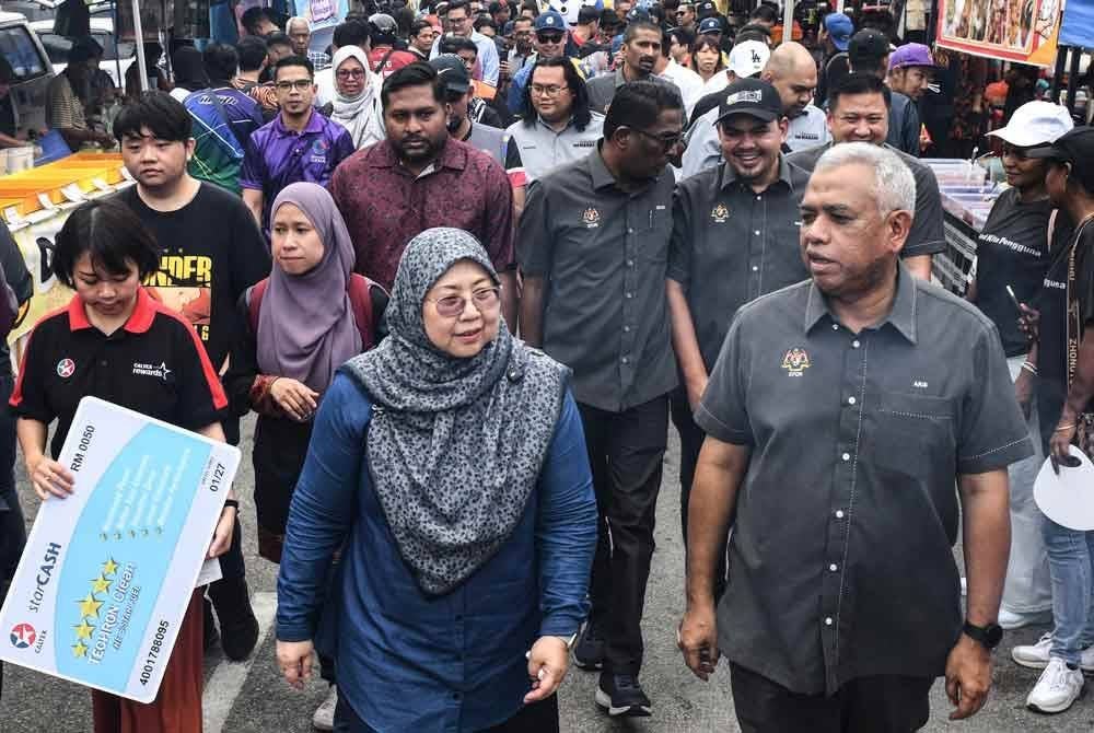 Timbalan Menteri Perdagangan Dalam Negeri dan Kos Sara Hidup, Dr Fuziah Salleh (dua, kanan) melawat Bazar Ramadan di Jalan Mahkamah, Bayan Lepas pada Jumaat. Foto Bernama