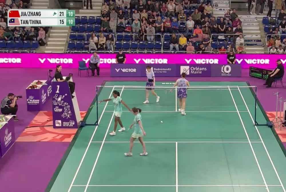 Sebahagian aksi suku akhir Orleans Masters, Pearly-Thinaah menentang Yi Fan-Shu Xian pada Jumaat. Foto: Agensi