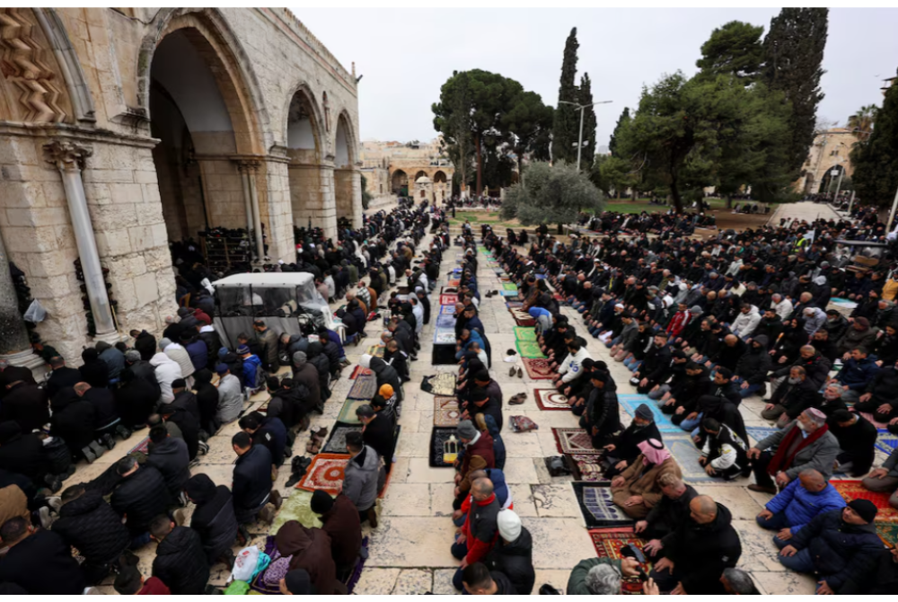 Tentera Israel mengenakan sekatan ketat terhadap kemasukan penduduk Muslim Palestin dari Tebing Barat ke Bandar Baitulmuqaddis yang diduduki untuk menunaikan solat Jumaat pertama bulan Ramadan di Masjid Al-Aqsa. Foto Reuters
