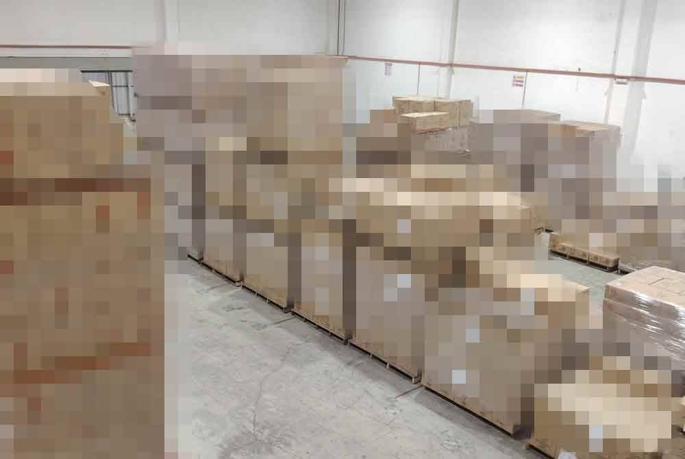 Polis menyerbu serbuah premis gudang di Kapar, Klang, pada Khamis dan merampas mercun serta bunga api bernilai RM32.2 juta.