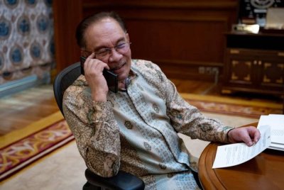 Anwar sewaktu perbualan telefon dengan rakan sejawat dari Thailand, Paetongtarn Shinawatra pada Khamis. Foto FB Anwar Ibrahim