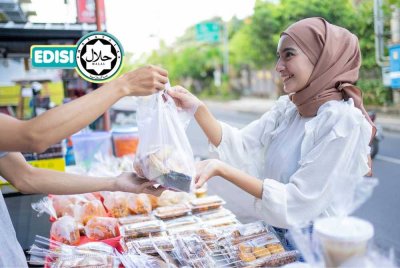 MENCAMPURKAN bahan syubhah atau haram ke dalam makanan bukan hanya menipu pelanggan, tetapi juga menyebabkan doa dan ibadah pelanggan tidak diterima. -Foto: CANVA