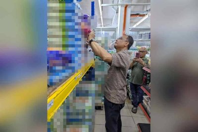 Andansura membuat tinjauan beras tempatan di sebuah pasar raya yang menjadi tumpuan golongan asnaf dan miskin. Foto Andansura Rabu