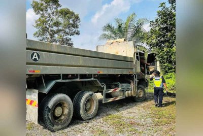 JPJ Selangor menahan seorang pemandu lori yang tiada lesen memandu semasa Op Khas Gempur Teknikal di Jalan Paip, Klang, Rabu lalu.