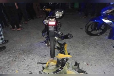 Keadaan dua motosikal yang terlibat dalam kemalangan di di Jalan Kampung Pengadang Baru dekat Kuala Terengganu, pada malam Khamis.