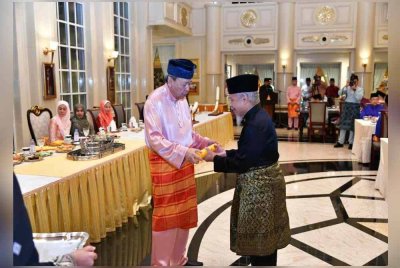 Sultan Selangor, Sultan Sharafuddin Idris Shah Al-Haj berkenan menyampaikan watikah pelantikan kepada pengerusi, timbalan pengerusi, dan anggota MAIS yang baharu