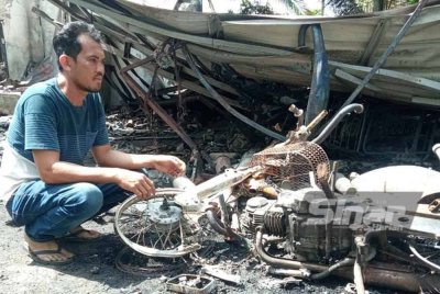 Mohd Hafizi reda melihat 22 buah motosikal milik keluarga dan pelanggannya musnah dalam kebakaran tersebut.