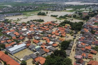 banjir dan tanah runtuh disebabkan oleh cuaca ekstrem, melanda Kabupaten Sukabumi di Jawa Barat.