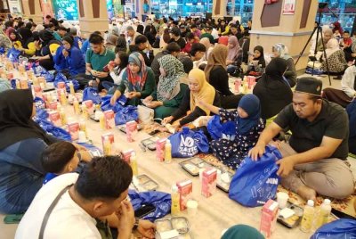 Program Iftar Sinar Mydin meriah dengan kehadiran orang ramai yang menyertai program berbuka puasa, pada Khamis.