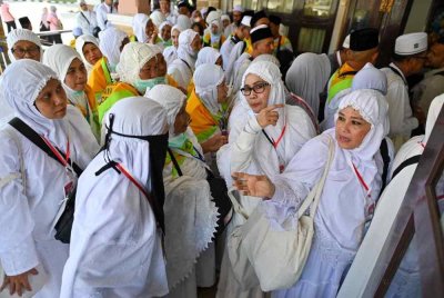 Jemaah haji Indonesia beratur untuk pemeriksaan kesihatan sebelum berlepas ke Tanah Suci Mekah bagi menunaikan ibadah haji tahunan, di Banda Aceh. Foto AFP