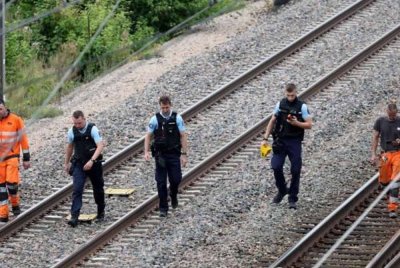 Pihak berkuasa melakukan siasatan lanjut selepas penemuan bom Perang Dunia Kedua di stesen kereta api di Paris. - Agensi