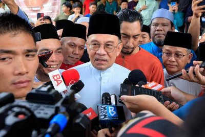 Perdana Menteri, Datuk Seri Anwar Ibrahim bercakap bersama pemberita selepas menunaikan solat Jumaat di Masjid Teras Jernang, Bandar Baru Bangi pada Jumaat. Foto Bernama