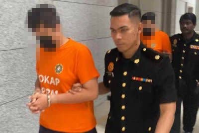 SPRM menahan reman dua individu termasuk seorang bekas pegawai khas kepada seorang ahli Parlimen kerana disyaki meminta dan menerima rasuah kira-kira RM500,000.