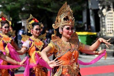 Penari tradisional Bali mempersembahkan tarian khas semasa majlis perasmian Latihan Tentera Laut Multilateral Komodo ke-5 di Denpasar, Bali. - AFP
