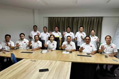 Priscella (empat dari kiri) dan Wetrom (tiga dari kanan) bersama pimpinan tertinggi KDM selepas bermesyuarat di Ibu Pejabat KDM, di Penampang.