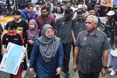 Timbalan Menteri Perdagangan Dalam Negeri dan Kos Sara Hidup, Dr Fuziah Salleh (dua, kanan) melawat Bazar Ramadan di Jalan Mahkamah, Bayan Lepas pada Jumaat. Foto Bernama