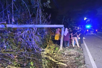 Keadaan di lokasi kejadian di Jalan Atas Tol, Kuala Terengganu pada Jumaat.