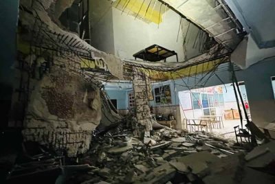 Runtuhan lantai di tingkat satu menyebabkan seorang wanita parah akibat dihempap dalam kejadian di sebuah premis di Jalan Segama, Kota Kinabalu.