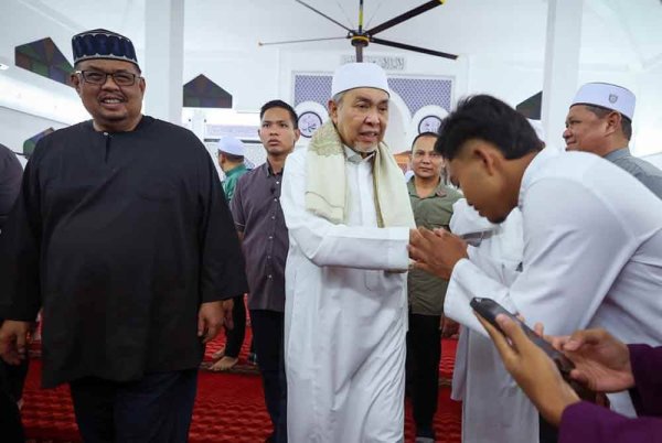 Timbalan Perdana Menteri, Datuk Seri Dr Ahmad Zahid Hamidi (tengah) bersalaman dengan para jemaah selepas selesai menunaikan solat magrib berjemaah pada Santunan Kasih Ramadan Kementerian Kemajuan Desa dan Wilayah di Masjid Ar Rahman Kampung Rantau Panjang pada Jumaat. Foto Bernama