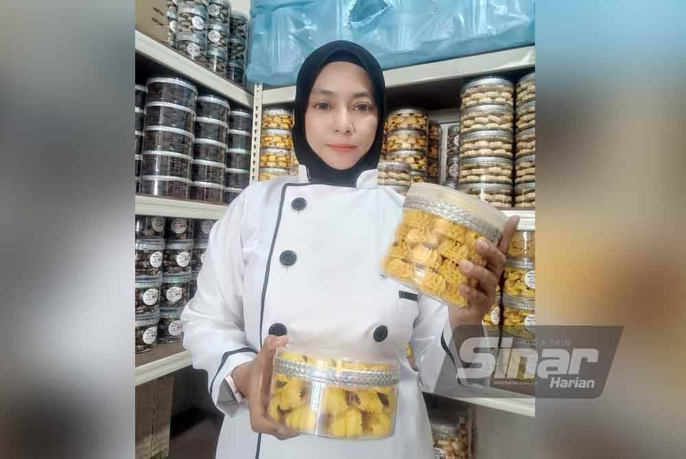 Noor Azlina menunjukkan beberapa jenis biskut raya yang dihasilkan untuk pelanggan.
