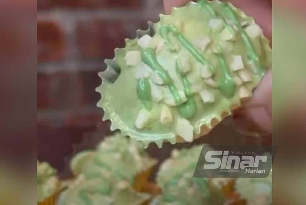 Biskut matcha almond london antara dijual Noor Azlina.