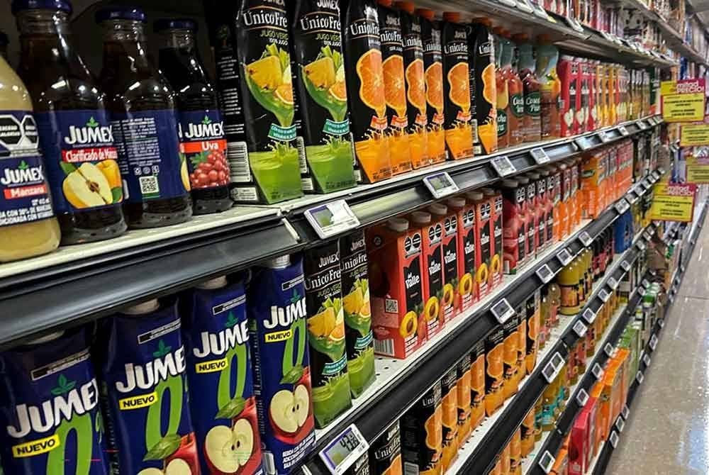 Barangan runcit turut terjejas akibat kenaikan tarif oleh Trump pada 4 Mac lalu. - Foto AFP