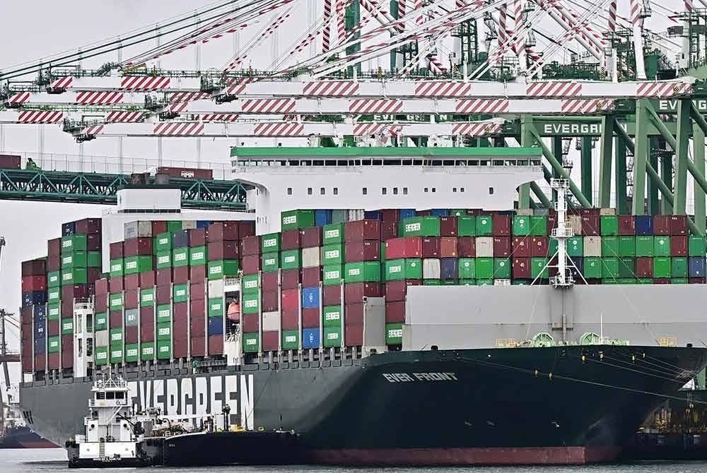 Sebuah kapal kargo sarat dengan kontena berlabuh di Pelabuhan Los Angeles, sehari selepas Presiden AS, Donald Trump melaksanakan tarif besar-besaran terhadap Kanada, Mexico dan China. - Foto AFP