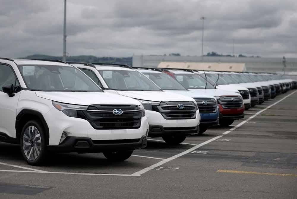 Deretan kereta baharu jenama Subaru tersusun di sebuah lot simpanan Auto Warehouse Co. selepas tarif import AS terhadap Mexico, China dan Kanada mula berkuat kuasa pada 4 Mac. - Foto AFP