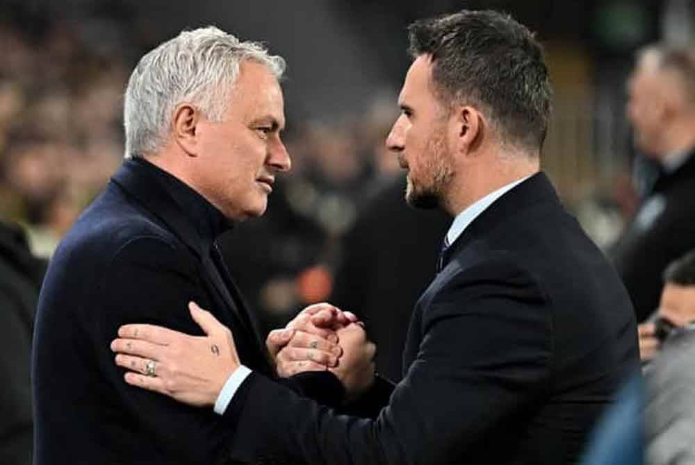 Mourinho (kanan) dan Ferguson semasa perlawanan pertama Pusingan 16 Liga Europa di Stadium Sukru Saracoglu.