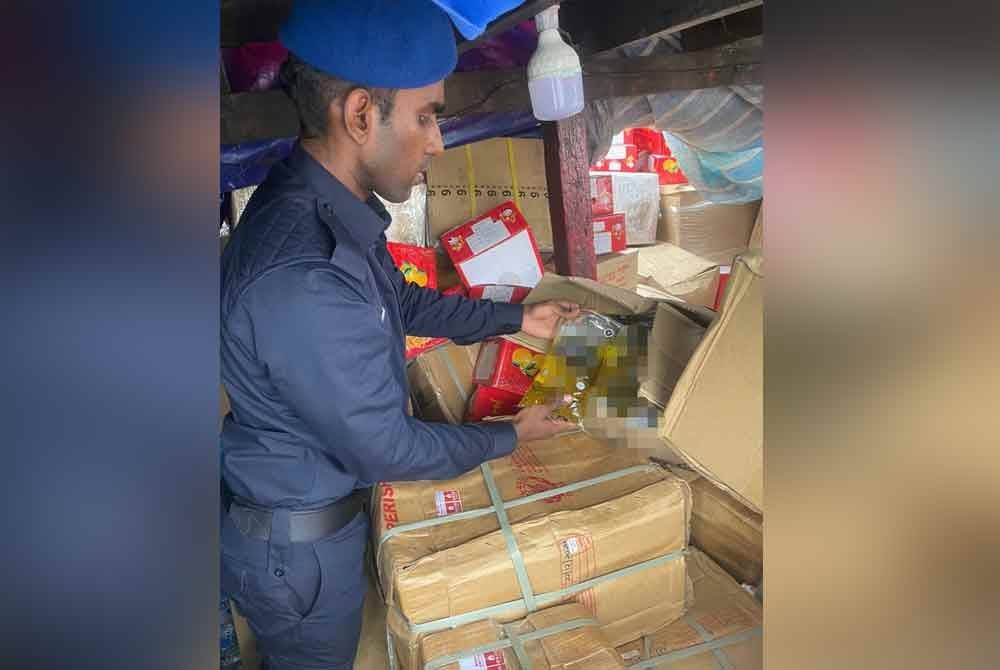 Anggota PPM menemui barangan bersubsidi yang cuba diseludup semasa pemeriksaan sebuah bot di perairan negara.