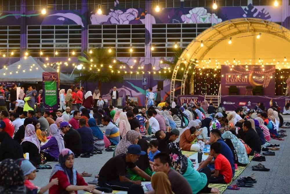 Iftar Ala Madinah @Karangkraf berlangsung dari 3 hingga 27 Mac ini dan terbuka kepada 1,500 tetamu untuk berbuka puasa secara percuma setiap hari kecuali Sabtu, Ahad serta cuti umum.