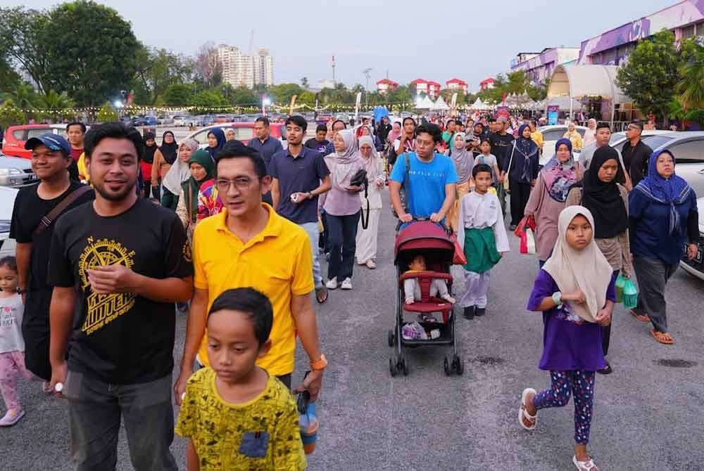 Orang ramai memenuhi Dataran Karangkraf bagi menyertai Iftar Ala Madinah @Karangkraf.