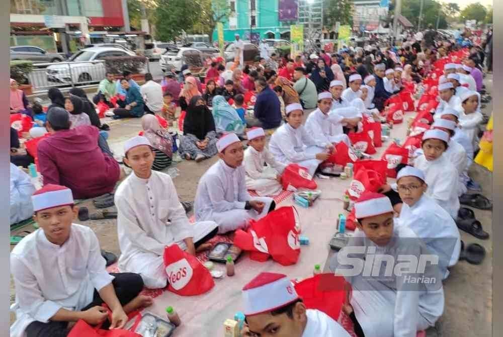 Pelajar Mahad Tahfiz Darul Huda yang turut menjayakan program itu.