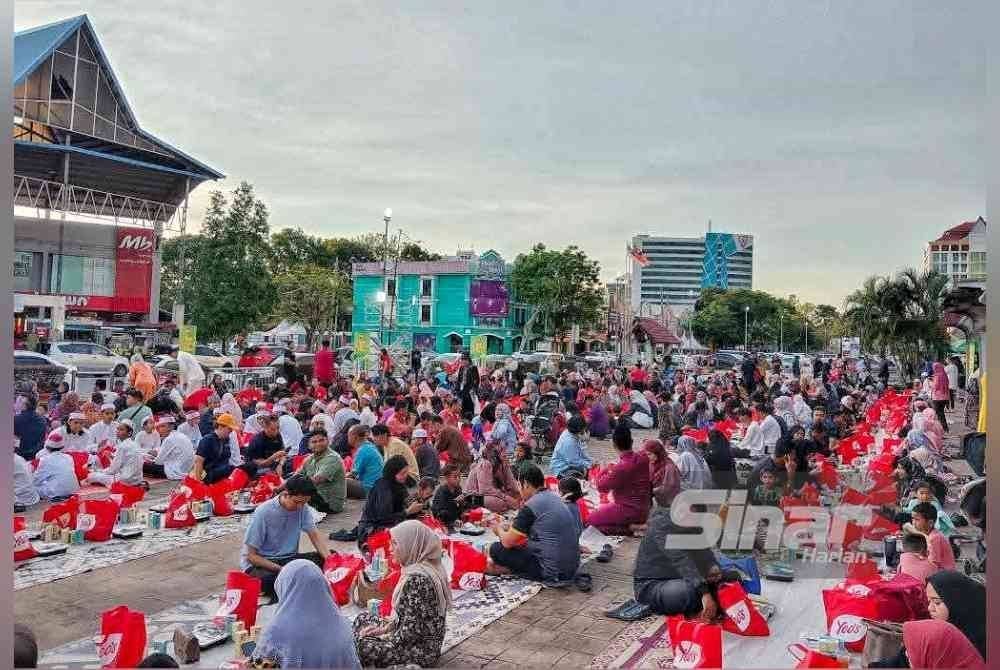 Orang ramai pelbagai peringkat umur menyertai program Jelajah Iftar Sinar Mydin 2025 yang kali kedua diadakan di Melaka.