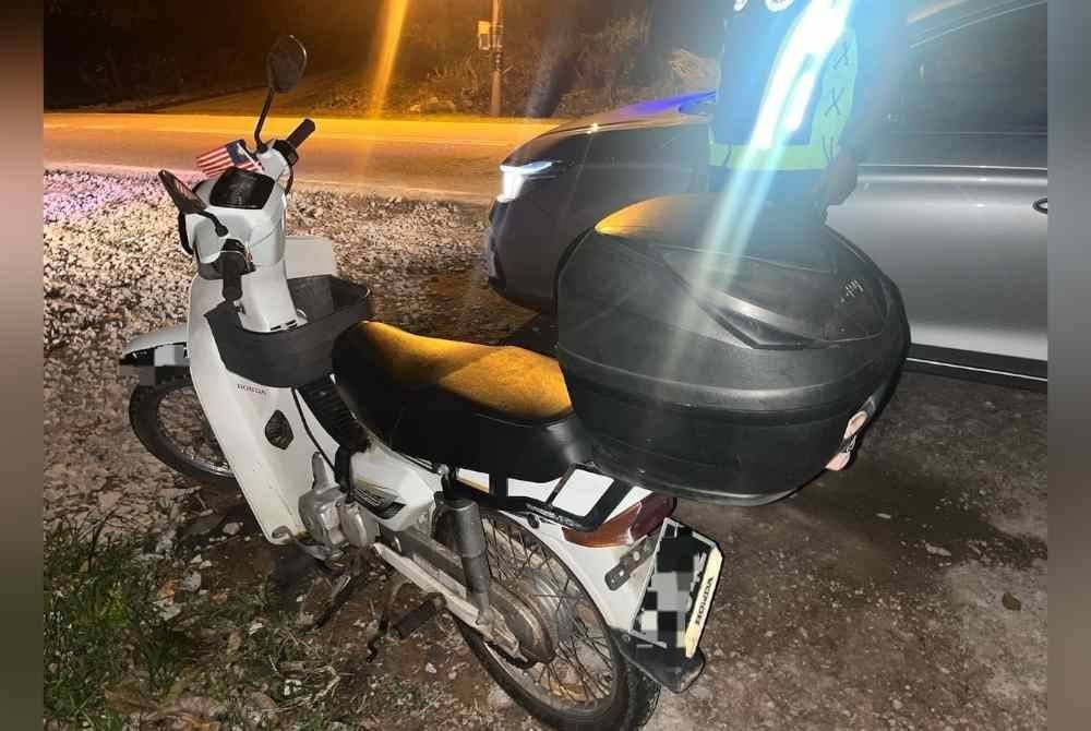 Seorang anggota polis cedera selepas motosikal yang ditungganginya terbabas ketika cuba mengelak anjing. Foto IPD Kluang