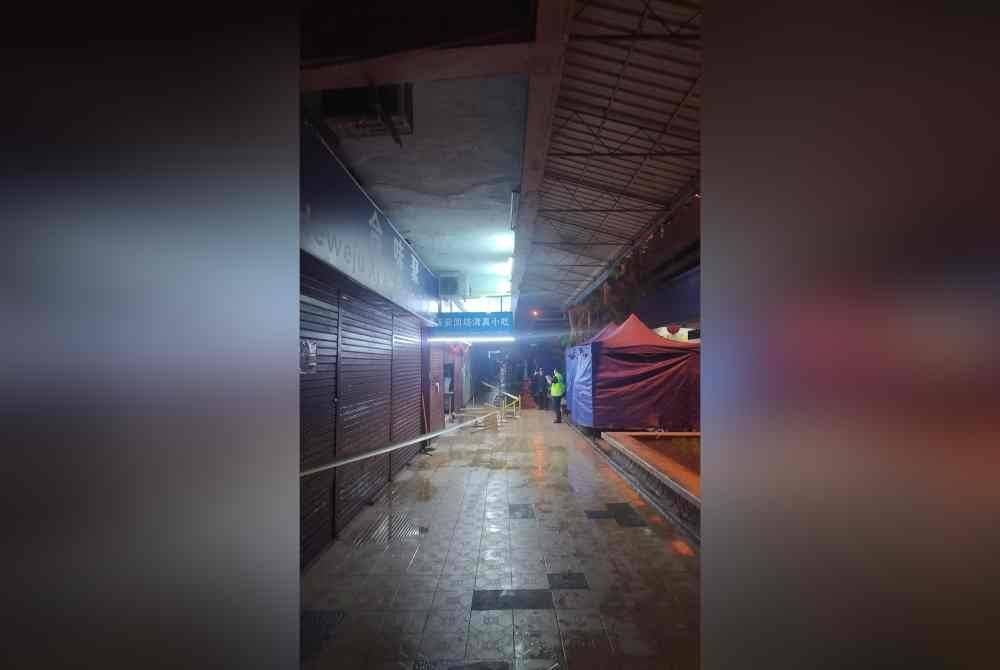 Anggota polis melakukan kawalan di lokasi kejadian.