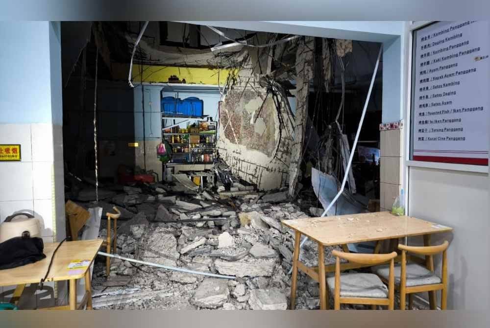 Runtuhan lantai simen di tingkat satu memusnahkan sebuah restoran di bangunan tersebut.