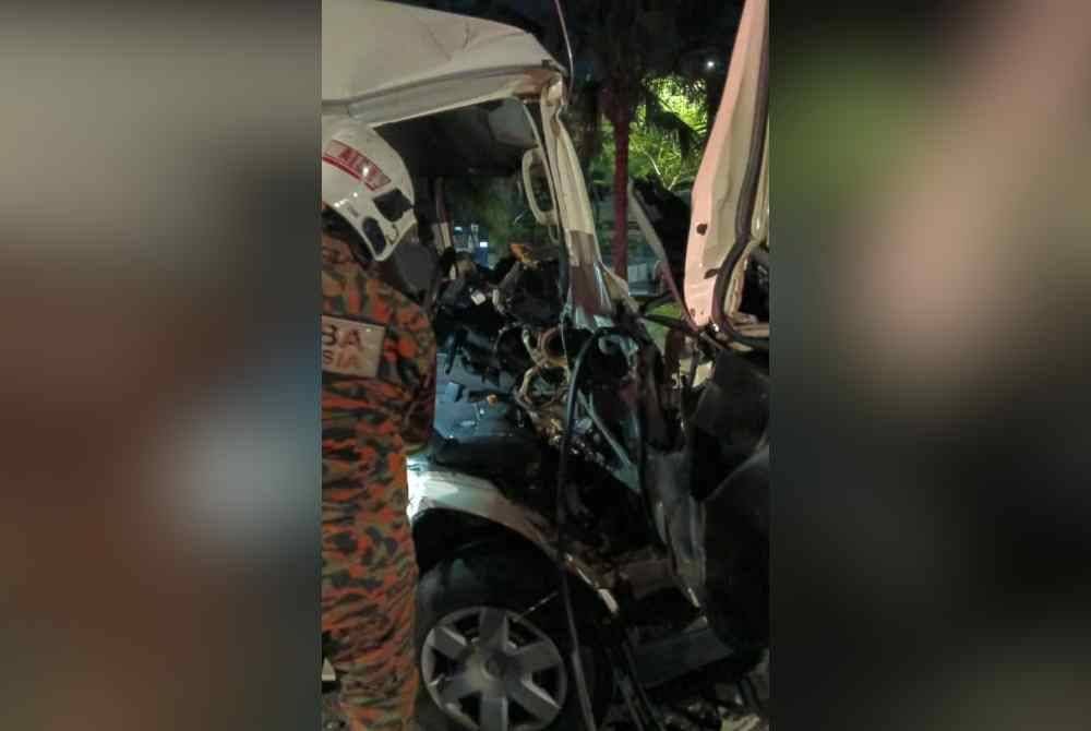 Anggota bomba cuba mengeluarkan mangsa yang tersepit dalam van. Foto BBP Pasir Gudang