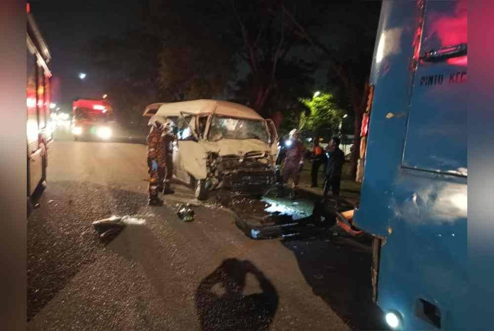 Seorang lelaki cedera apabila van dipandunya terlibat kemalangan dengan sebuah bas pekerja di Jalan Pasir Gudang. Foto BBP Pasir Gudang