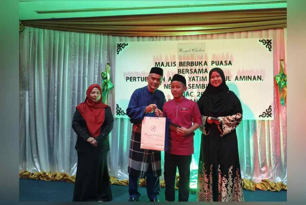 Royale Chulan Seremban turut menyediakan cenderahati serta duit raya kepada penerima yang disampaikan kakitangan pengurusan hotel berkenaan