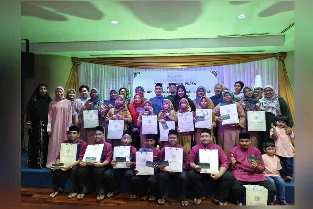 Kakitangan pengurusan Royale Chulan Seremban bergambar bersama anak-anak Rumah Darul Aminan.