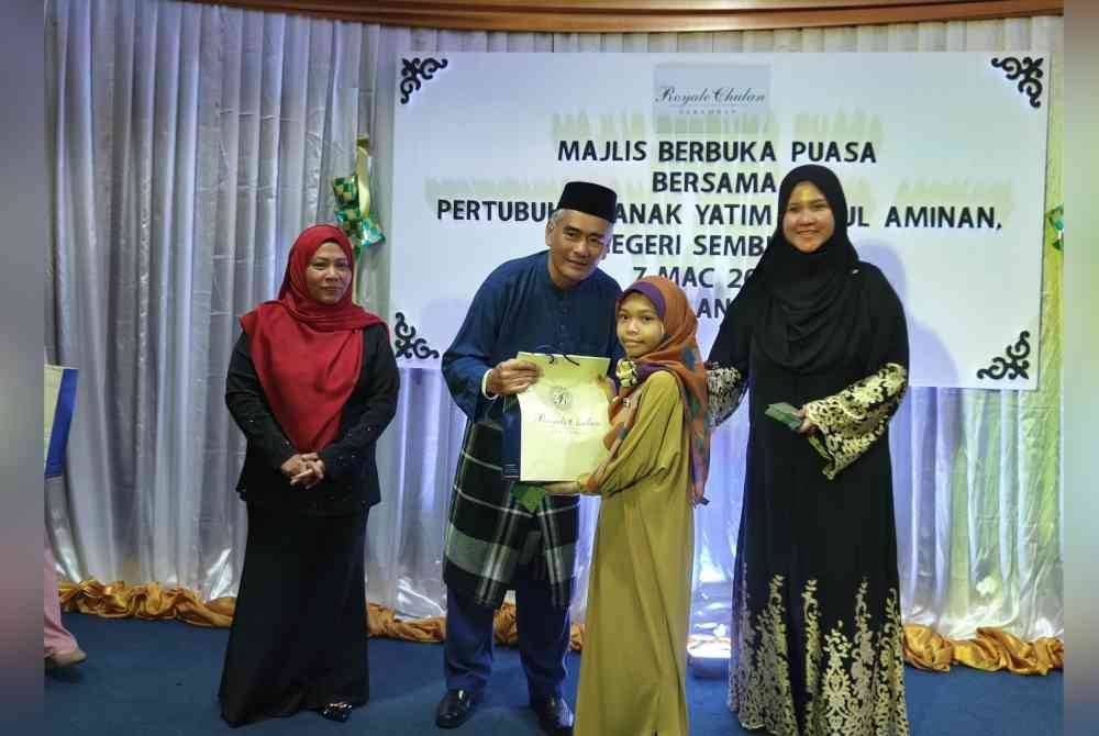 Penyampaian cenderahati oleh kakitangan pengurusan Royale Chulan Seremban pada Jumaat.